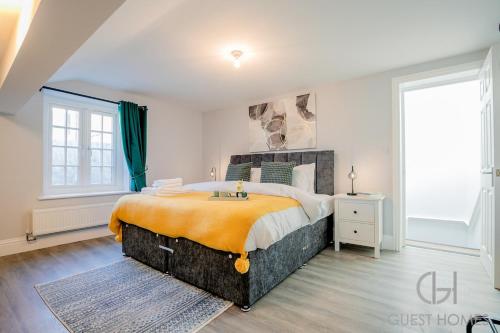a bedroom with a large bed and a window at Guest Stays - Bridge Street Apartment in Evesham
