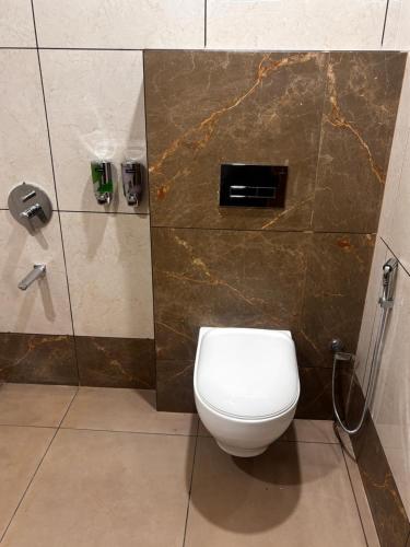 een badkamer met een wit toilet in een stal bij Hotel Tulsi Icon in Jāmb