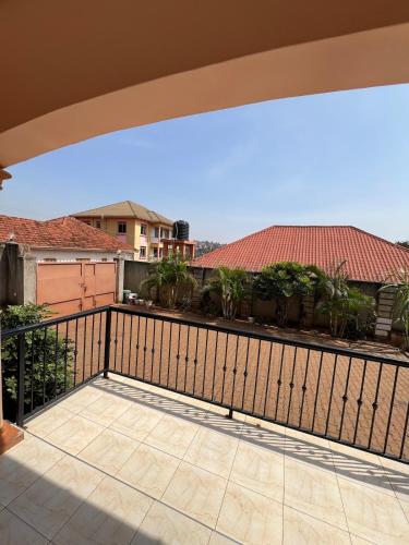 een balkon met uitzicht op een huis bij DK Homes in Bunamwaya