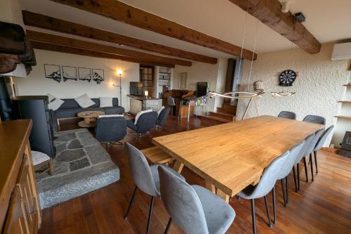 Posezení v ubytování Large family home near lake and resorts