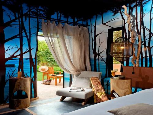 Giường trong phòng chung tại The Source Hotel Music & Spa