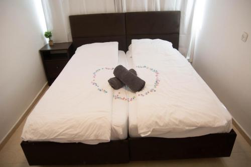 En eller flere senge i et værelse på דירת אירוח מהממת עם 2 חדרי שינה במצפה רמון ונוף מדהים