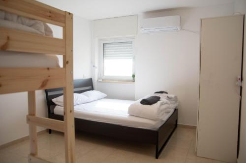 En eller flere senge i et værelse på דירת אירוח מהממת עם 2 חדרי שינה במצפה רמון ונוף מדהים