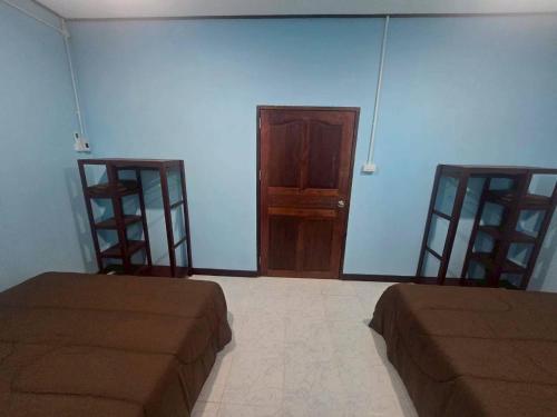 Afbeelding uit fotogalerij van KohmookLuckyfamily in Ban Chao Mai