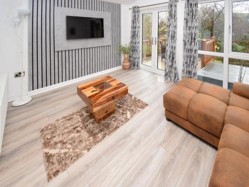 un salon avec un canapé et une table basse dans l'établissement Bluebird Lodge 2 - Uk50932, à High Nibthwaite