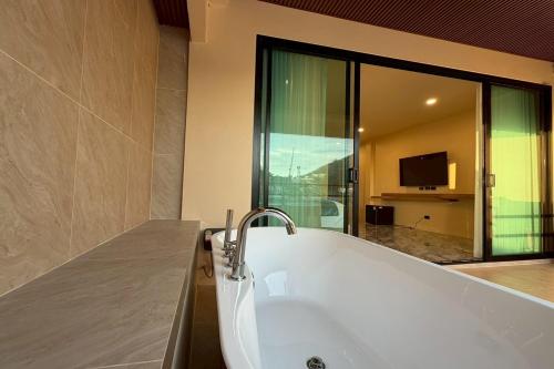 Et tv og/eller underholdning på Sand Maré Karon Hotel