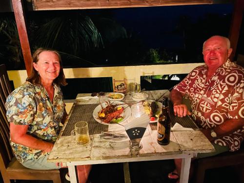Un hombre y una mujer sentados en una mesa con un plato de comida. en Amour Surf, en Tangalle