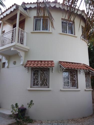 een wit huis met ramen en een balkon bij Résidence Diamane Sokone in Sokone