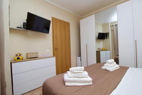 een slaapkamer met een bed met handdoeken erop bij Raggio di Sole Apartment in Valmontone
