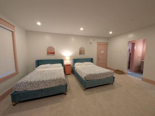 En eller flere senge i et værelse på Parkway House Goshen Bed And Breakfast Suite 4