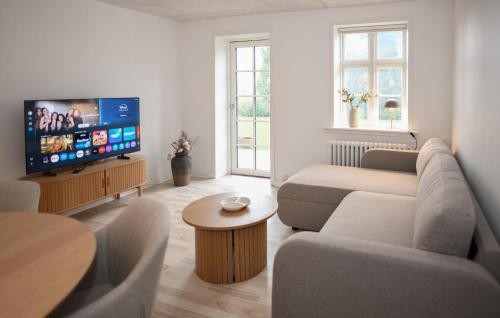 Et tv og/eller underholdning på 2 Bedroom Beautiful Apartment In Brørup