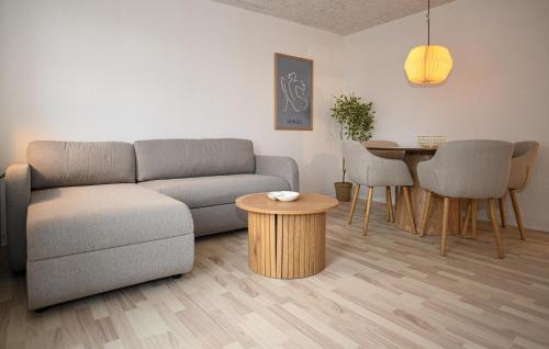 Et opholdsområde på 2 Bedroom Beautiful Apartment In Brørup