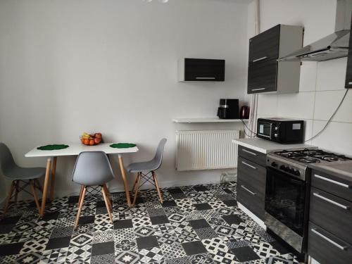 una piccola cucina con tavolo e sedie di Iriska Home a Varsavia