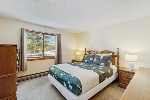 ein Schlafzimmer mit einem Bett und einem Fenster in der Unterkunft Moose’in Around in Sweden