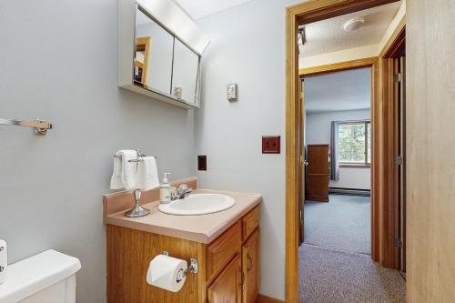 ein Badezimmer mit Waschbecken und Spiegel in der Unterkunft Moose’in Around in Sweden