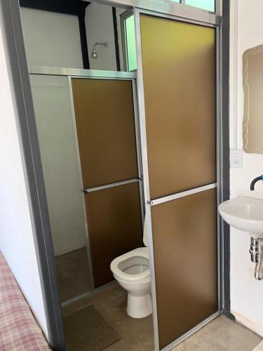 a bathroom with a toilet and a sink at Dona Floripes Flats in Campinas