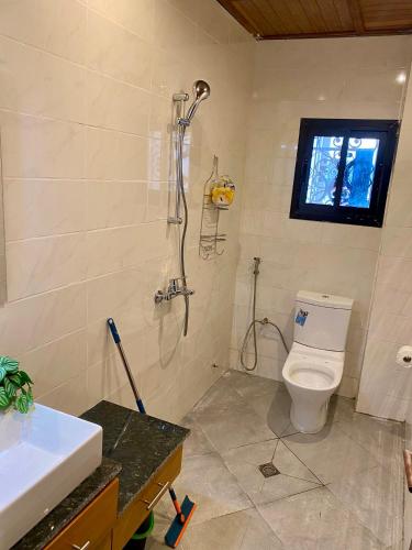 a bathroom with a shower and a toilet at Résidence Prestige KGV Appt 201 in Douala