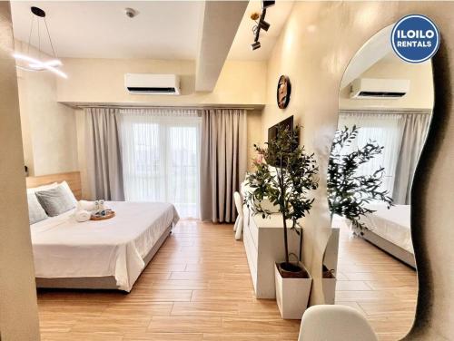 Giường trong phòng chung tại Stylish Studio Stay at Saint Dominique