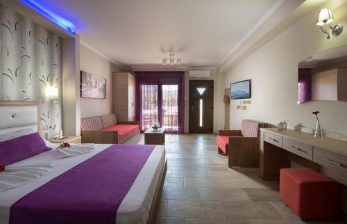 Habitación de hotel con cama y sala de estar. en Anthemida Rooms, en Sikia