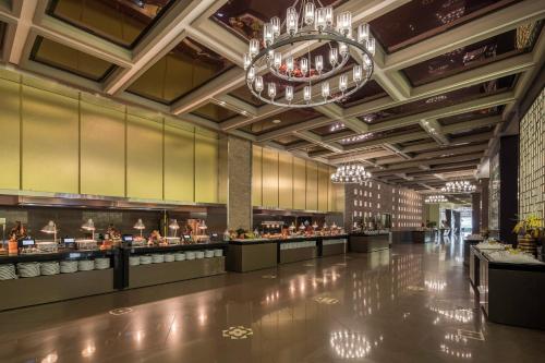 贝莱克Rixos Premium Belek - The Land of Legends Access的建筑物内设有自助餐台的大大厅