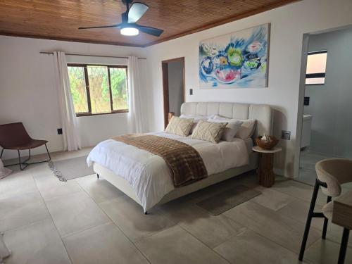 een slaapkamer met een bed en een plafondventilator bij Maja Hzari in Densainagar