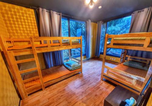 Postel nebo postele na pokoji v ubytování Hooni Guest House & Motel