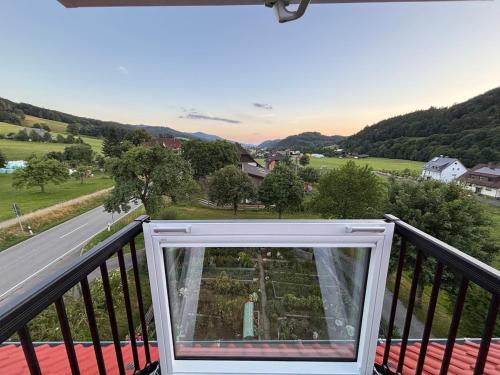 een uitzicht vanaf het balkon van een huis bij Style Loft mit Ausblick in Elzach in Elzach