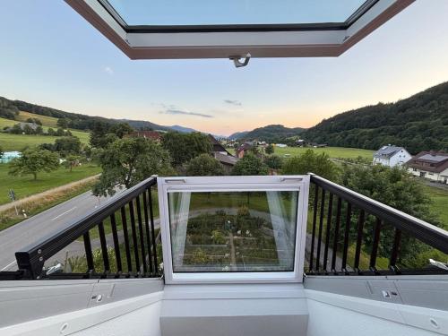 een balkon met uitzicht op het landschap bij Style Loft mit Ausblick in Elzach in Elzach