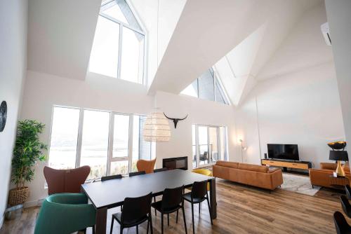 TV/trung tâm giải trí tại 402 - The Penthouse Luxury Condo - View and Pool