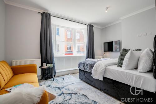 En eller flere senge i et værelse på Guest Stays - Bridge Street Studio 3