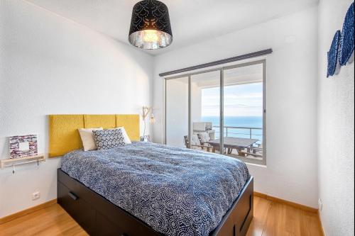 une chambre avec un lit et une vue sur l'océan dans l'établissement Casa do Mar, à Sesimbra