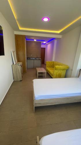 丹吉尔Mirasol achakar的配有床和沙发的大房间