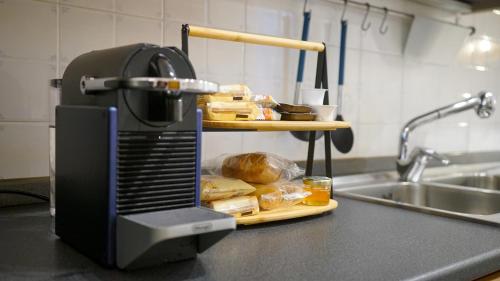 een sandwichmaker op een aanrecht in een keuken bij BlueBlu Apartment in Brindisi