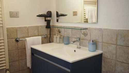 een badkamer met een wastafel en een spiegel bij BlueBlu Apartment in Brindisi