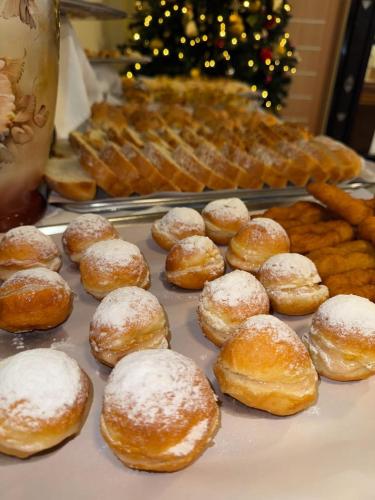 Donuts met poedersuiker erop. bij Rovi Plaza Hotel in Serra Negra