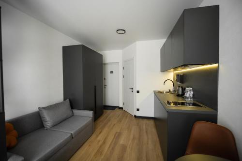 Η κουζίνα ή μικρή κουζίνα στο Комфортні апартаменти MYFREEDOM поруч із парком Сирецький гай ПОДІЛ