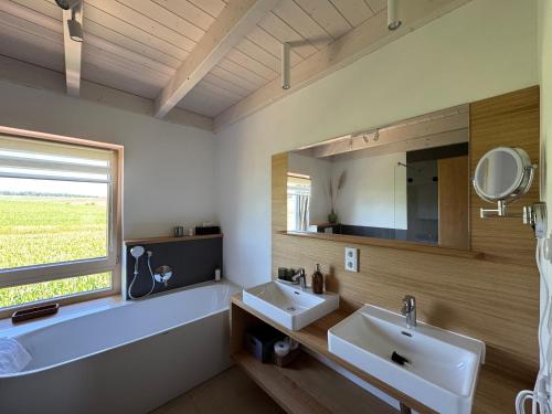 een badkamer met twee wastafels en een grote spiegel bij Ferienhaus Frankenzeit in Westheim