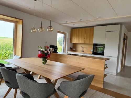een keuken met een houten tafel en een aantal stoelen bij Ferienhaus Frankenzeit in Westheim