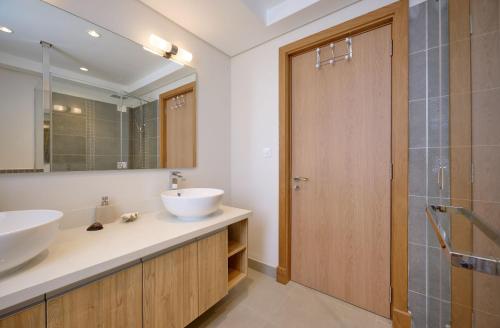 een badkamer met een wastafel en een spiegel bij Résidence ORYAM B21 in Pointe aux Biches