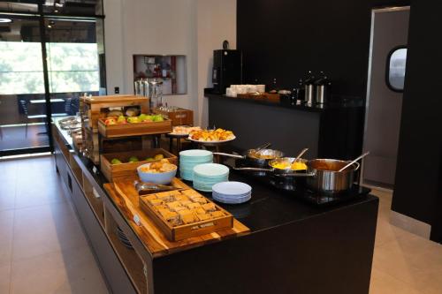 una linea a buffet in una cucina con cibo di IBIS PRIMAVERA DO LESTE a Primavera do Leste