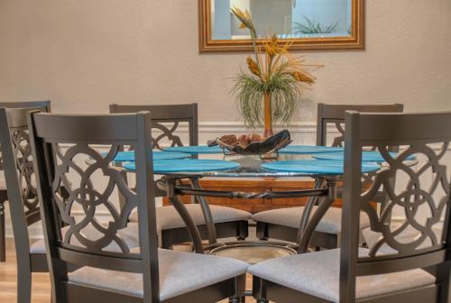 Luxury Lake View Condo-Vista Cay photo 23