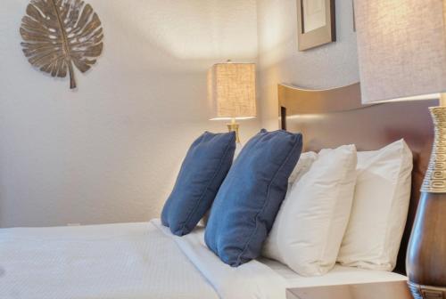 Luxury Lake View Condo-Vista Cay photo 20
