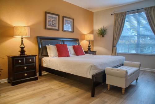Luxury Lake View Condo-Vista Cay photo 9