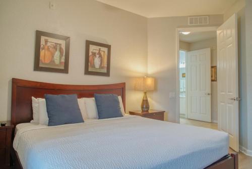 Luxury Lake View Condo-Vista Cay photo 19