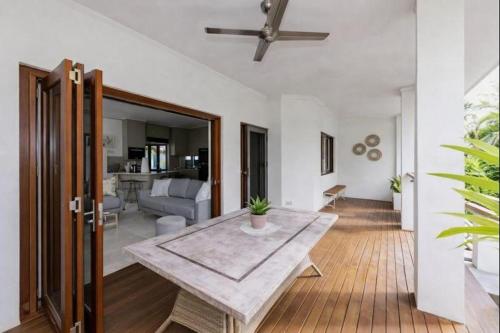 En eller flere senge i et værelse på HideAway in Hermit Park Townsville