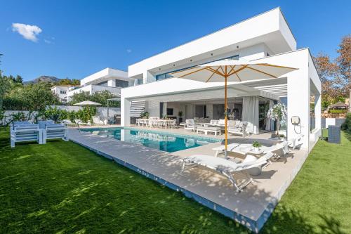 797 HOLIDAY RENTALS - Lujosa y moderna villa en Puerto marina