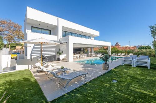 797 HOLIDAY RENTALS - Lujosa y moderna villa en Puerto marina