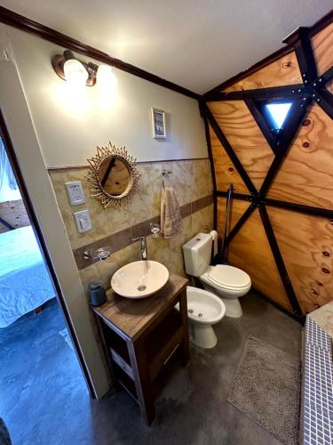 Et badeværelse på Domo Buda - Experiencia Glamping en Mar de Ajó