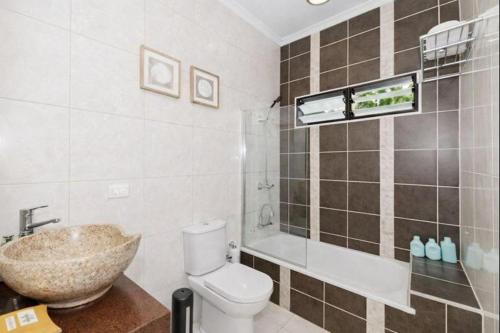 Et badeværelse på HideAway in Hermit Park Townsville