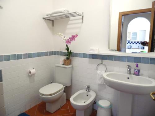 een badkamer met een toilet en een wastafel bij Appartamento Porta Elisa in Lucca
